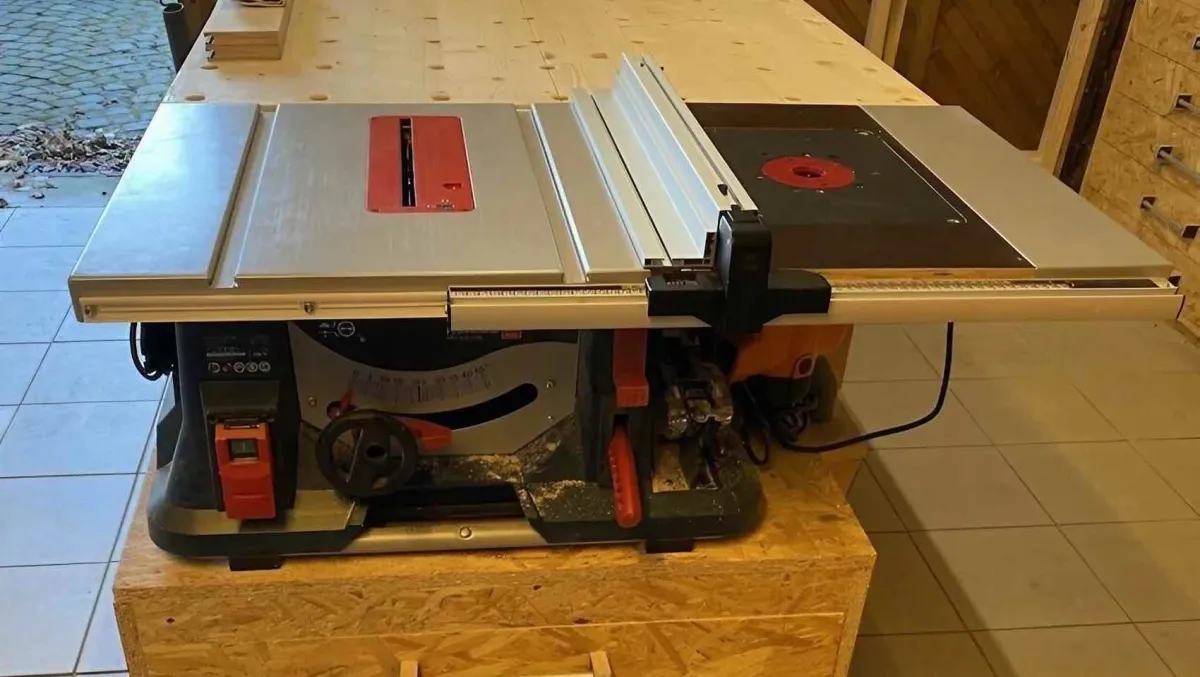 Tischkreissägen: Worauf es bei Sägeblatt und Anschlag ankommt