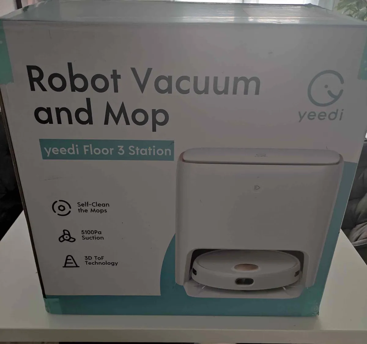 Die Yeedi Floor 3 Station kommt in einem großen, über 15 kg schweren Karton.