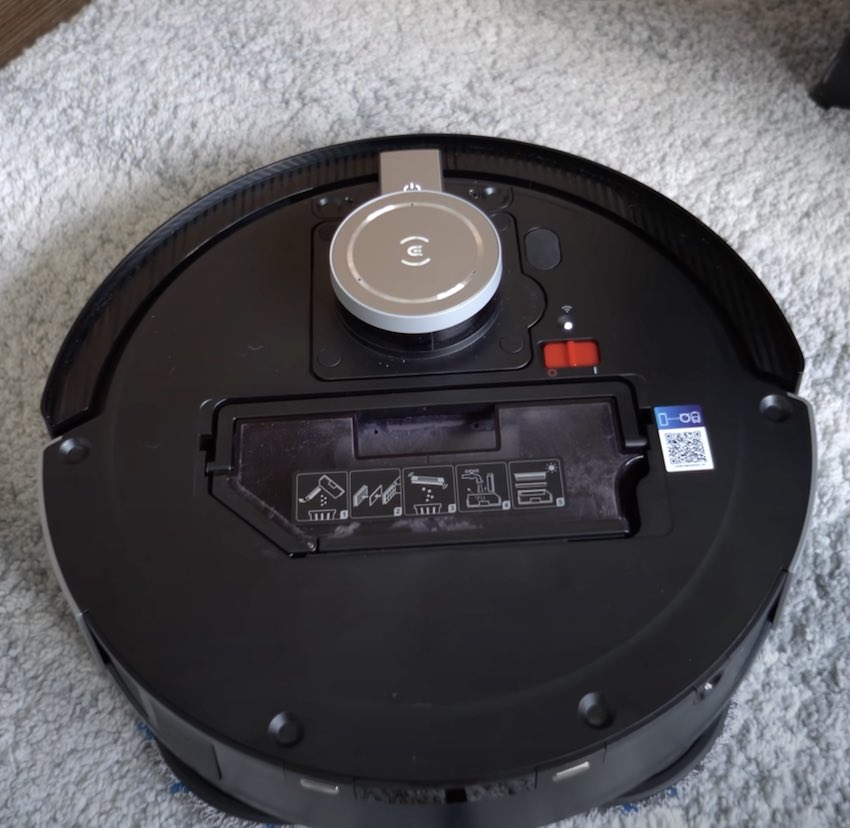 Die Oberseite des Ecovacs Deebot X1 Omni nach Abnehmen des Deckels.