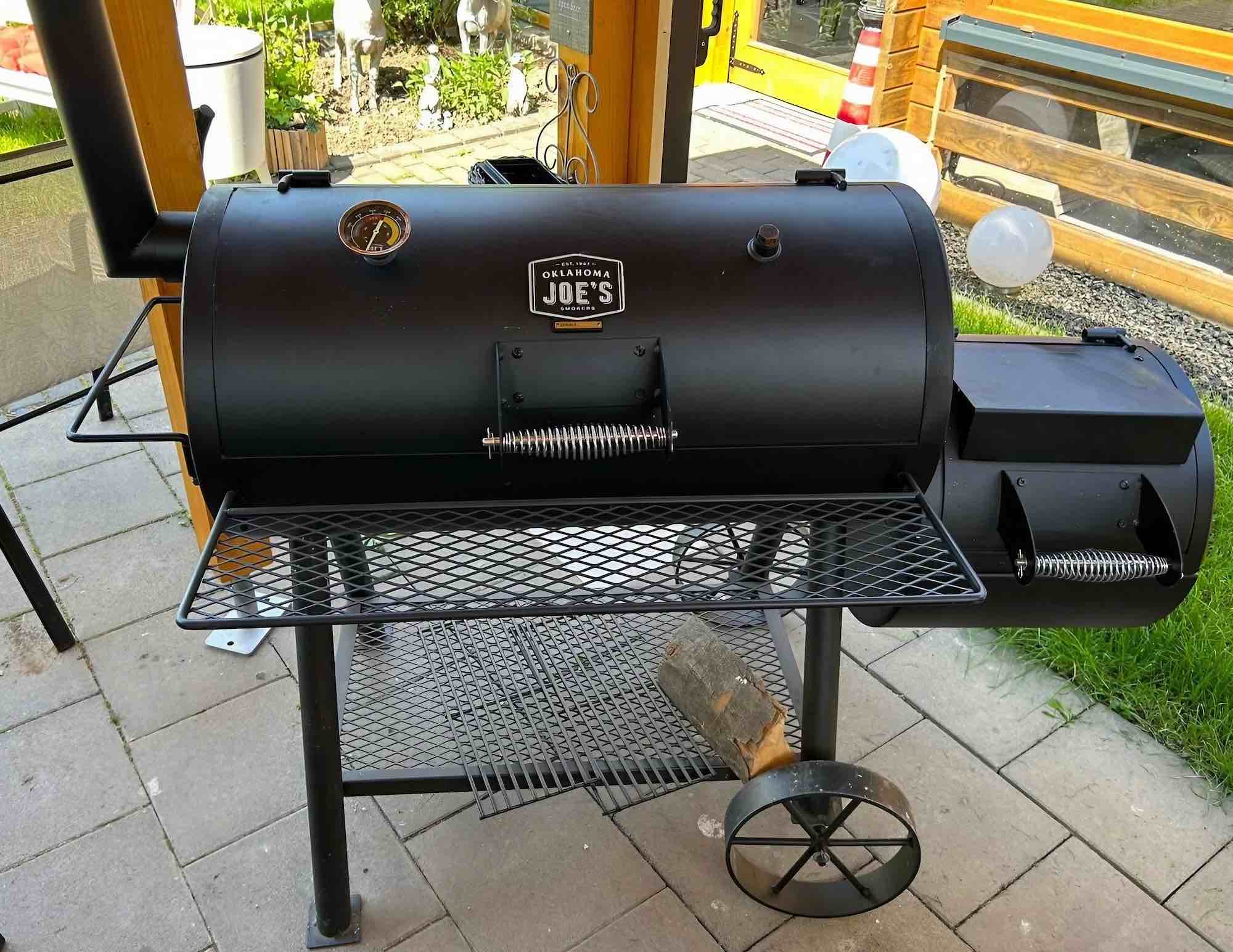 Der Oklahoma Joe Char-Broil 140755 BBQ Smoker.